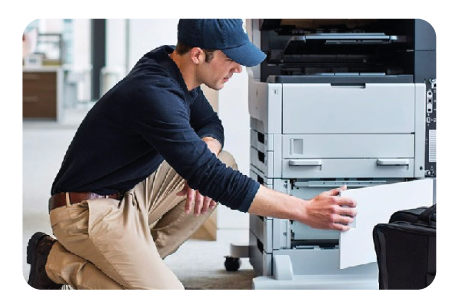 Técnico Full Outsourcing realizando manutenção em impressora